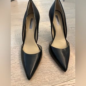 BCBG BLACK POINTED HEELS